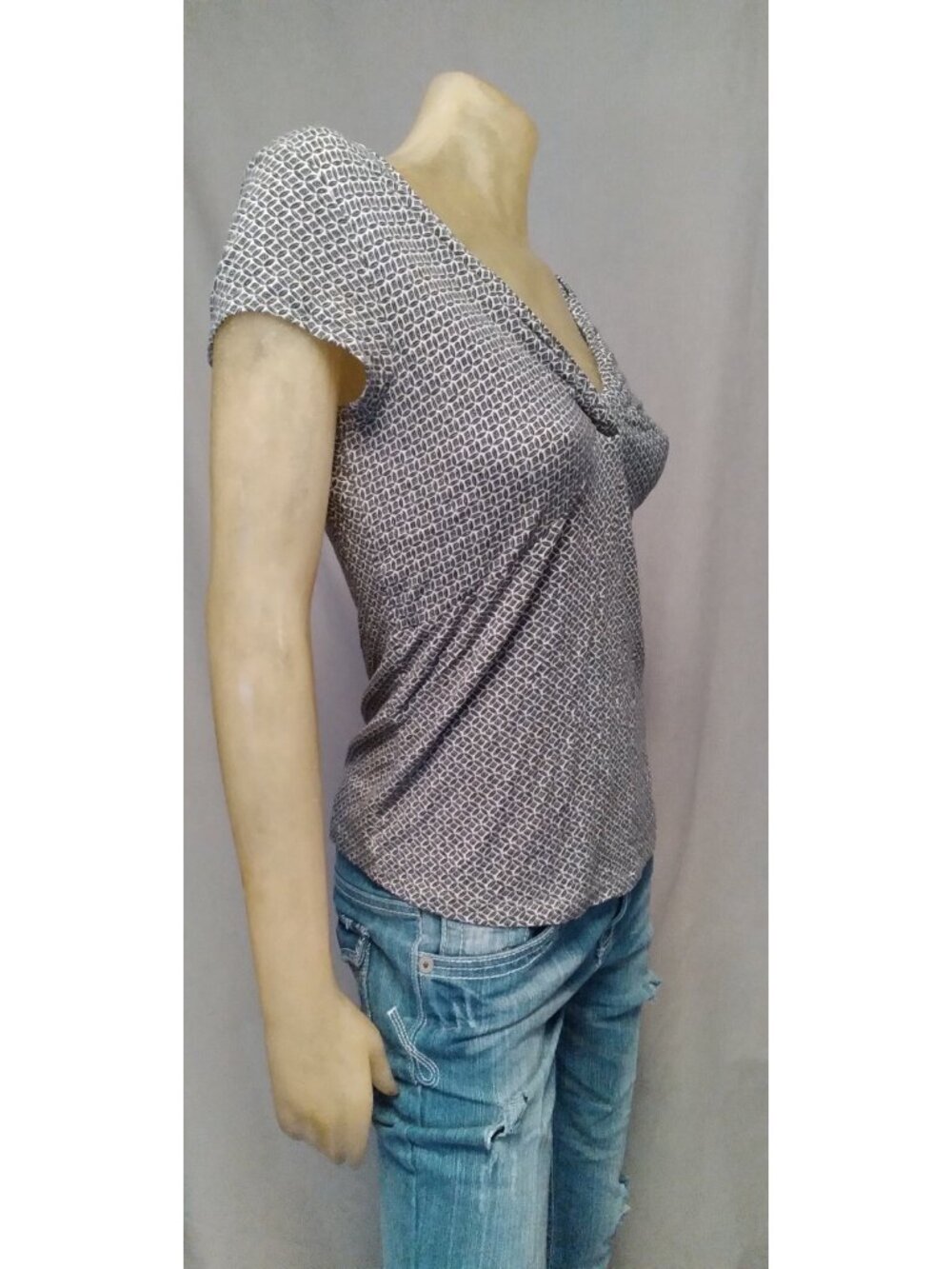 Worthington Black White Geo V Neck Cap Slv Top Shirt Blouse Womens MEDIUM USED - Picture 4 of 5